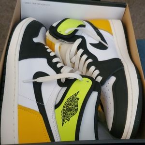 Jordan 1 Retro High OG "Volt Gold"